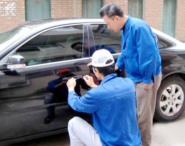 石湖荡镇汽车钥匙丢在车里面怎么办?